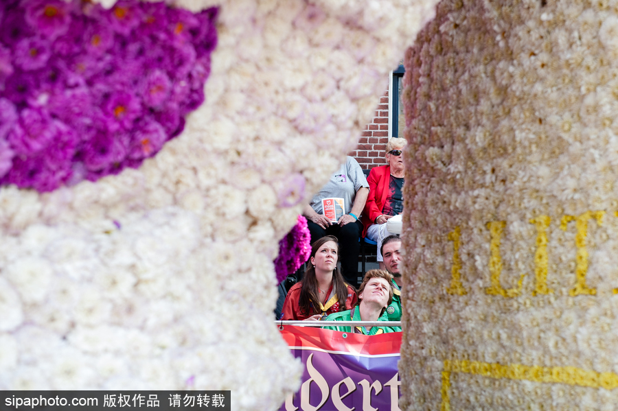 鮮花還能這樣玩 荷蘭鮮花大游行現(xiàn)巨型花卉“怪獸”