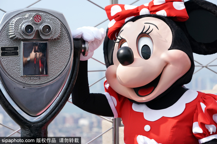 米妮登頂?shù)蹏?guó)大廈拍照 演繹無盡歡樂