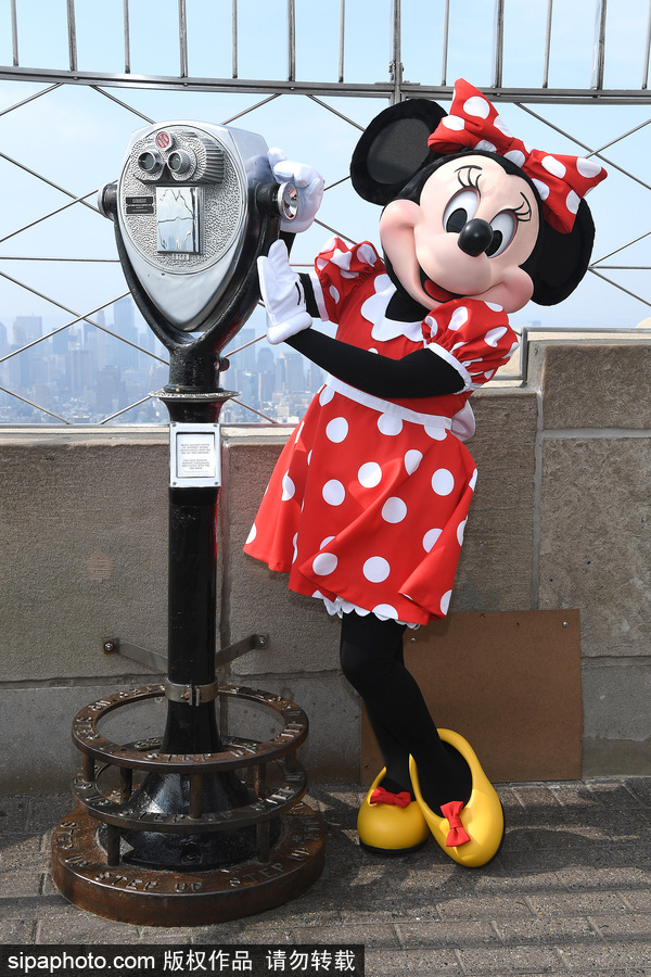 米妮登頂?shù)蹏?guó)大廈拍照 演繹無(wú)盡歡樂(lè)