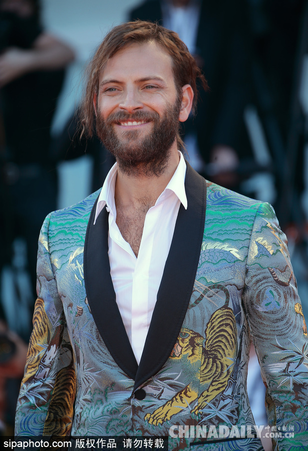 74屆威尼斯：主持人亞歷桑德羅·伯格亮相紅毯 中國風西裝引人注目