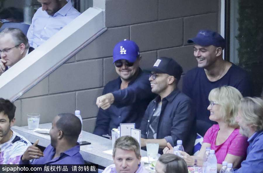 “小李子”萊昂納多現(xiàn)身美網(wǎng)賽場 坐角落與友人熱聊