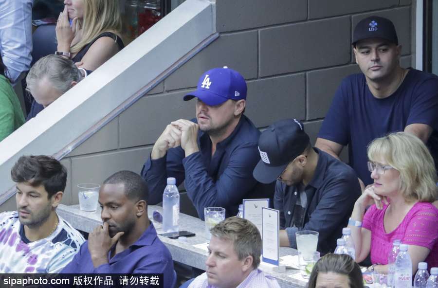 “小李子”萊昂納多現(xiàn)身美網(wǎng)賽場 坐角落與友人熱聊