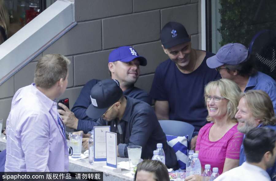 “小李子”萊昂納多現(xiàn)身美網(wǎng)賽場(chǎng) 坐角落與友人熱聊