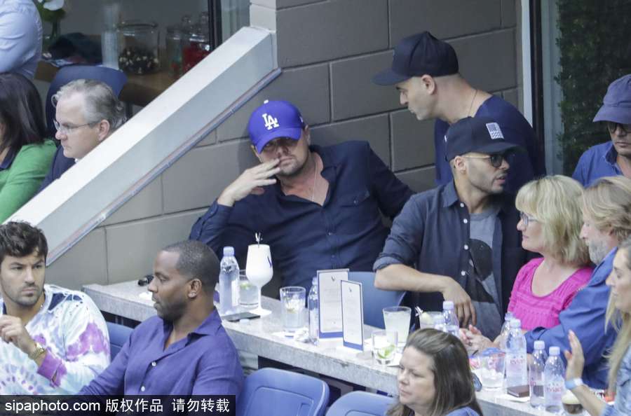 “小李子”萊昂納多現身美網賽場 坐角落與友人熱聊