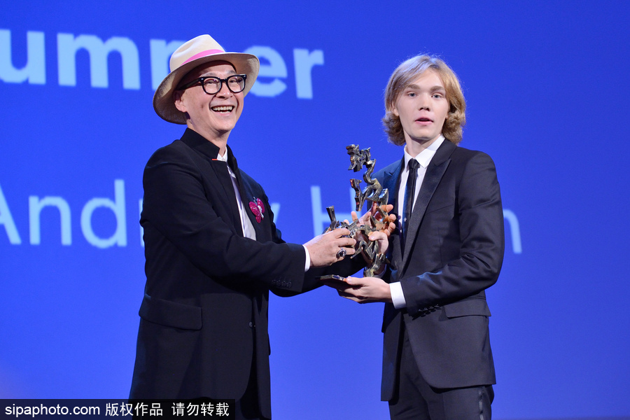 第74屆威尼斯電影節(jié)閉幕式現(xiàn)場(chǎng) 最佳導(dǎo)演激動(dòng)落淚新晉影后氣場(chǎng)逼人