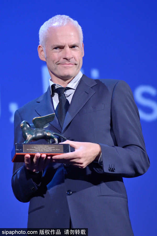 第74屆威尼斯電影節閉幕式現場 最佳導演激動落淚新晉影后氣場逼人