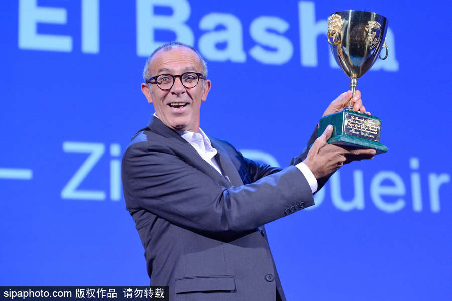 第74屆威尼斯電影節閉幕式現場 最佳導演激動落淚新晉影后氣場逼人