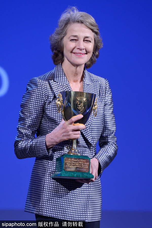 第74屆威尼斯電影節(jié)閉幕式現(xiàn)場(chǎng) 最佳導(dǎo)演激動(dòng)落淚新晉影后氣場(chǎng)逼人