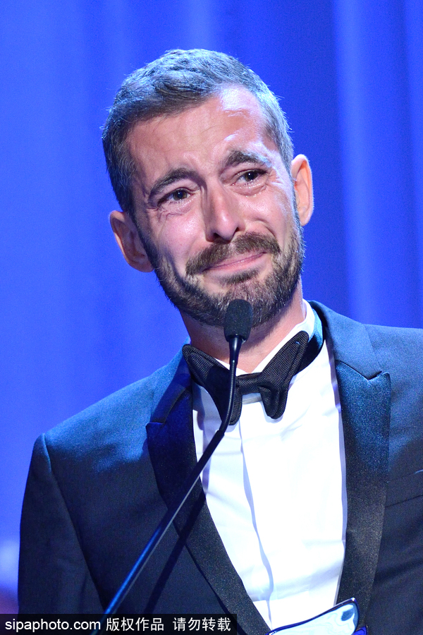 第74屆威尼斯電影節閉幕式現場 最佳導演激動落淚新晉影后氣場逼人