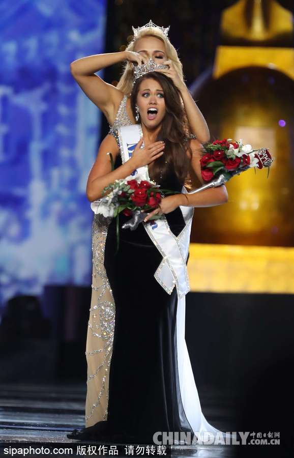 2018美國(guó)小姐出爐 奪冠瞬間變“表情包”