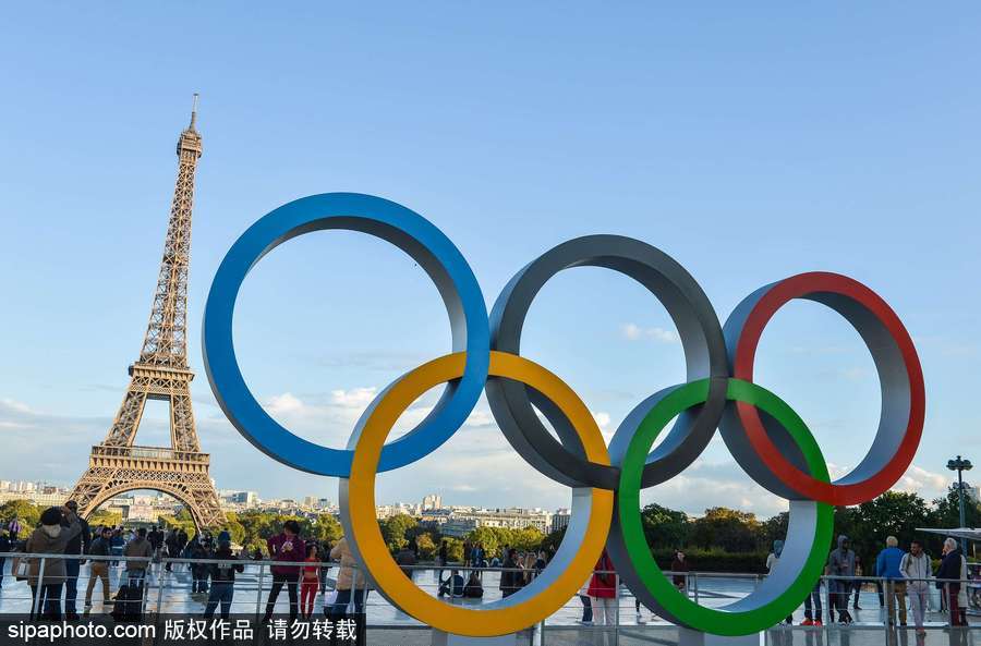 巴黎申奧成功 埃菲爾鐵塔旁?shī)W運(yùn)五環(huán)吸引眾多游客拍照留念