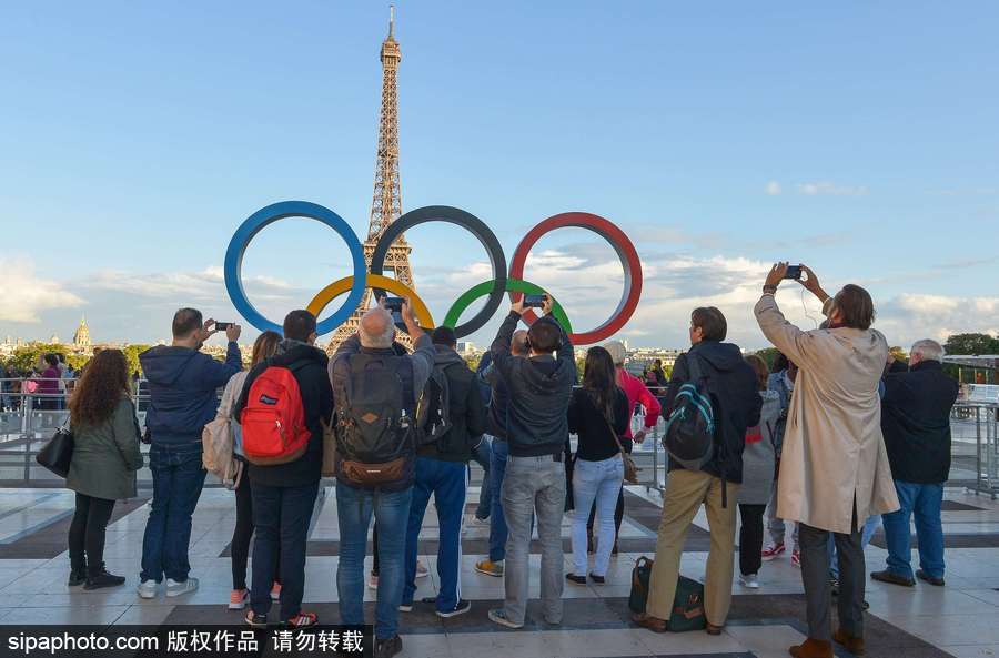 巴黎申奧成功 埃菲爾鐵塔旁奧運五環吸引眾多游客拍照留念