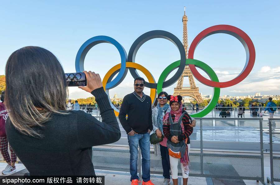 巴黎申奧成功 埃菲爾鐵塔旁奧運五環吸引眾多游客拍照留念