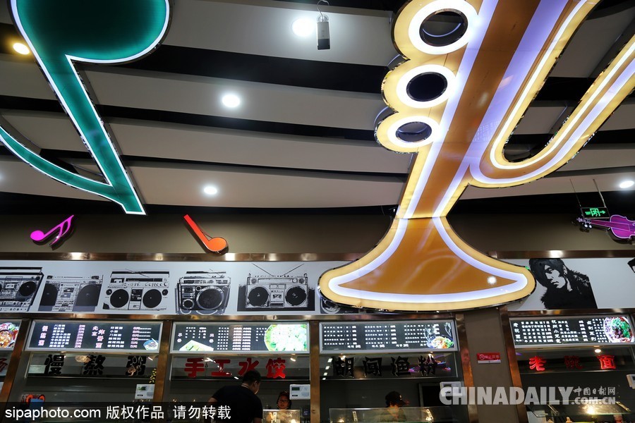 鄭州高校現(xiàn)“最美”學(xué)生餐廳 音樂主題扮靚飯?zhí)?/></a></p>

<p>2017年9月21日，河南鄭州，河南牧業(yè)經(jīng)濟(jì)學(xué)院學(xué)生食堂在新學(xué)期華麗變身，這處高大上的“最美餐廳”主打音樂主題，樂譜音符吊頂、留聲機(jī)裝飾、舒緩的背景音樂，音樂元素?zé)o處不在，餐廳中央還有一處小舞臺，設(shè)置了架子鼓、麥克風(fēng)供學(xué)生自由使用。</p>
</div>

<div width=