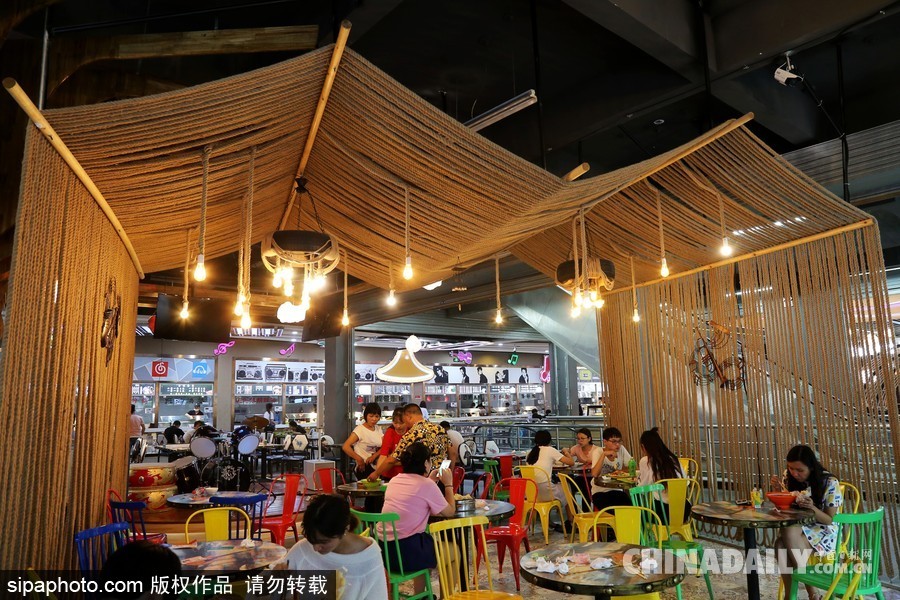 鄭州高?，F“最美”學生餐廳 音樂主題扮靚飯堂