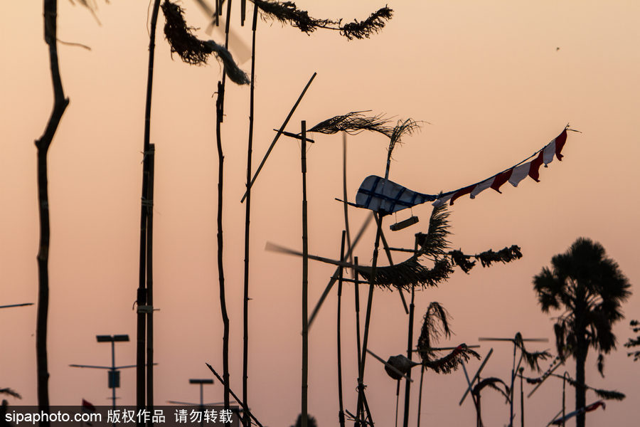印尼迎來傳統(tǒng)風車節(jié) 風帆舞動夕陽剪影下美如畫