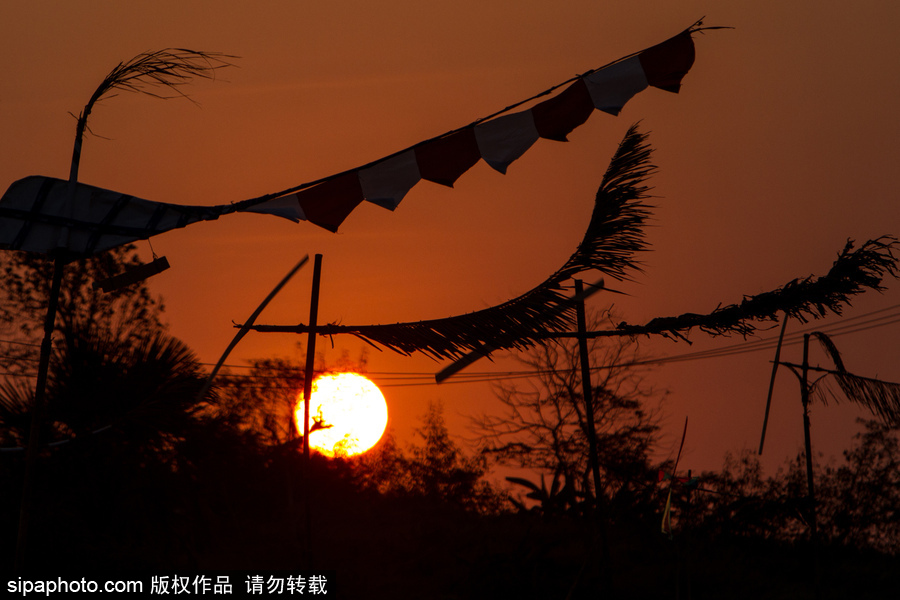 印尼迎來傳統風車節 風帆舞動夕陽剪影下美如畫
