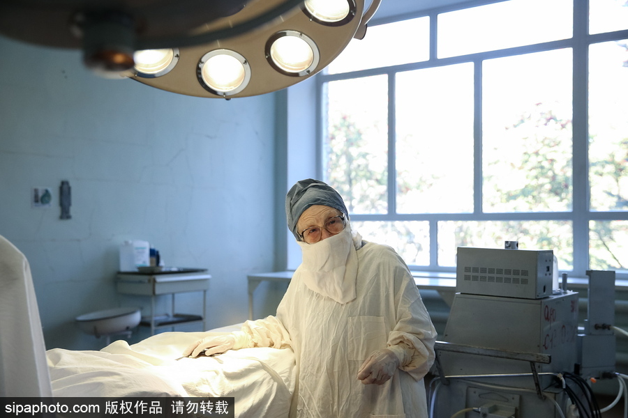 俄最年長(zhǎng)在職外科醫(yī)生 90歲高齡仍在主刀