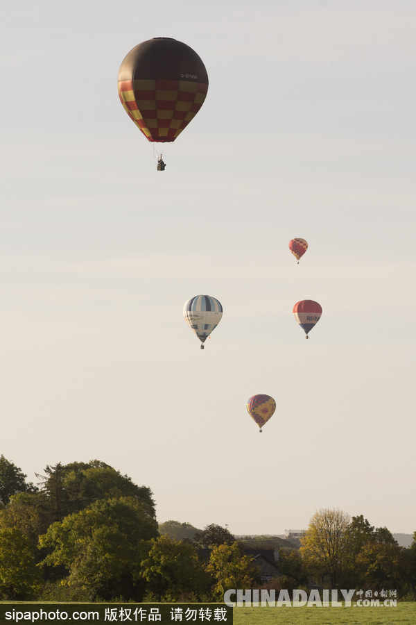 愛爾蘭舉行熱氣球錦標賽 色彩點綴天空場景浪漫