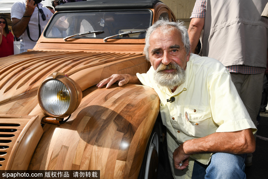 法國退休木工手工打造木制老爺車 自帶引擎上路超拉風