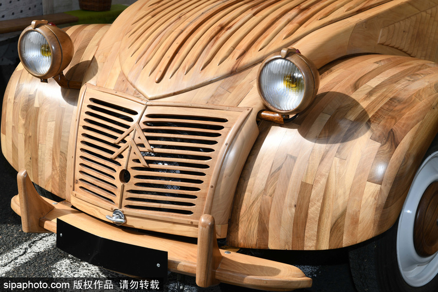 法國(guó)退休木工手工打造木制老爺車 自帶引擎上路超拉風(fēng)