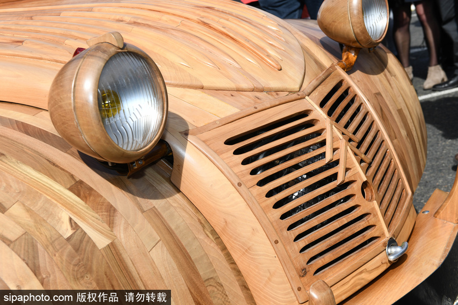 法國退休木工手工打造木制老爺車 自帶引擎上路超拉風