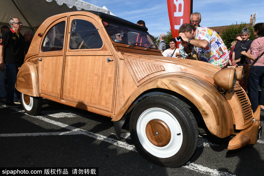 法國退休木工手工打造木制老爺車 自帶引擎上路超拉風