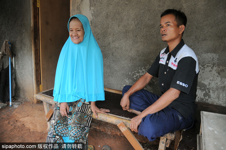 曠世忘年戀！67歲印尼老太娶走27歲年輕小伙