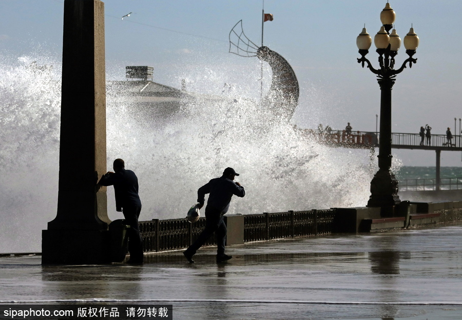 風暴襲擊雅爾塔掀起巨浪 民眾淡定圍觀