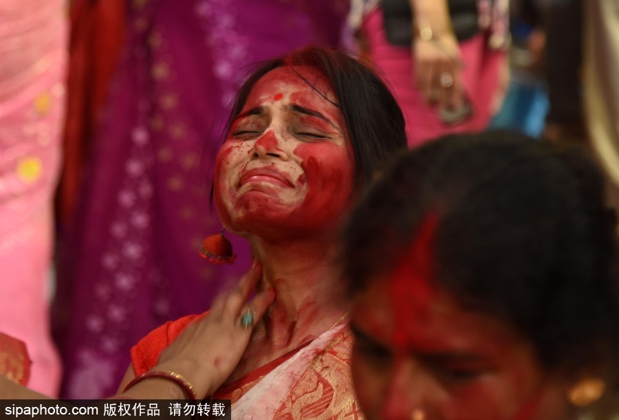 印度阿拉哈巴德女性臉上抹朱砂 慶祝Vijay Dashmi節