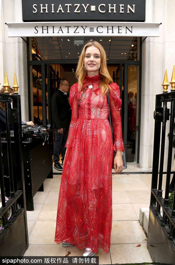 超模納塔利-沃佳諾娃現身巴黎參加活動 紅色薄紗裙盡顯傲人身材