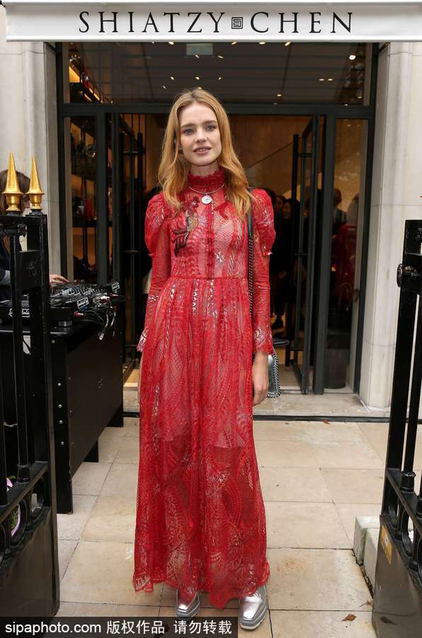 超模納塔利-沃佳諾娃現身巴黎參加活動 紅色薄紗裙盡顯傲人身材