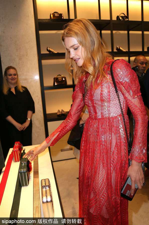 超模納塔利-沃佳諾娃現(xiàn)身巴黎參加活動(dòng) 紅色薄紗裙盡顯傲人身材