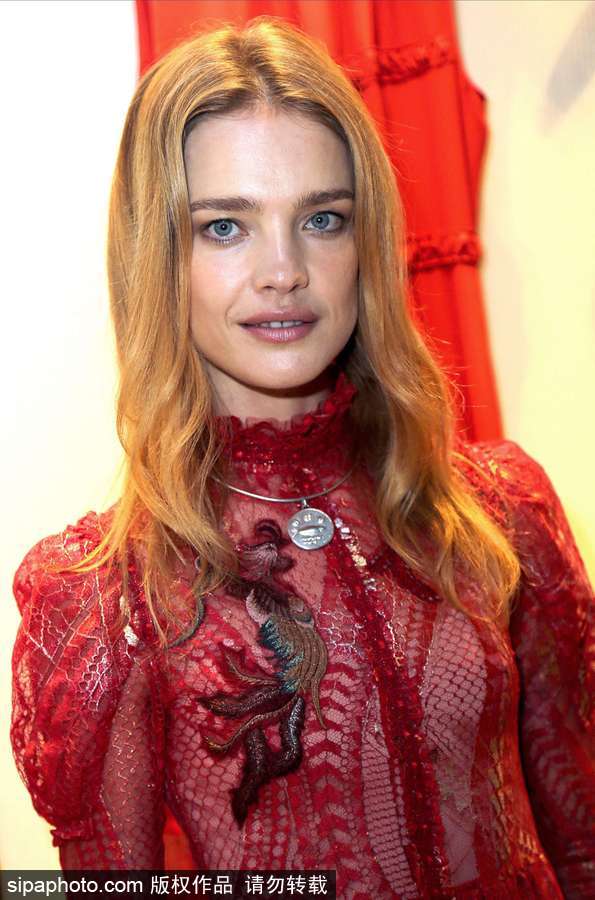 超模納塔利-沃佳諾娃現(xiàn)身巴黎參加活動 紅色薄紗裙盡顯傲人身材