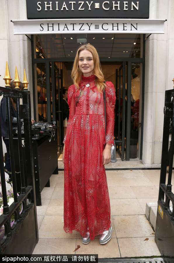 超模納塔利-沃佳諾娃現身巴黎參加活動 紅色薄紗裙盡顯傲人身材