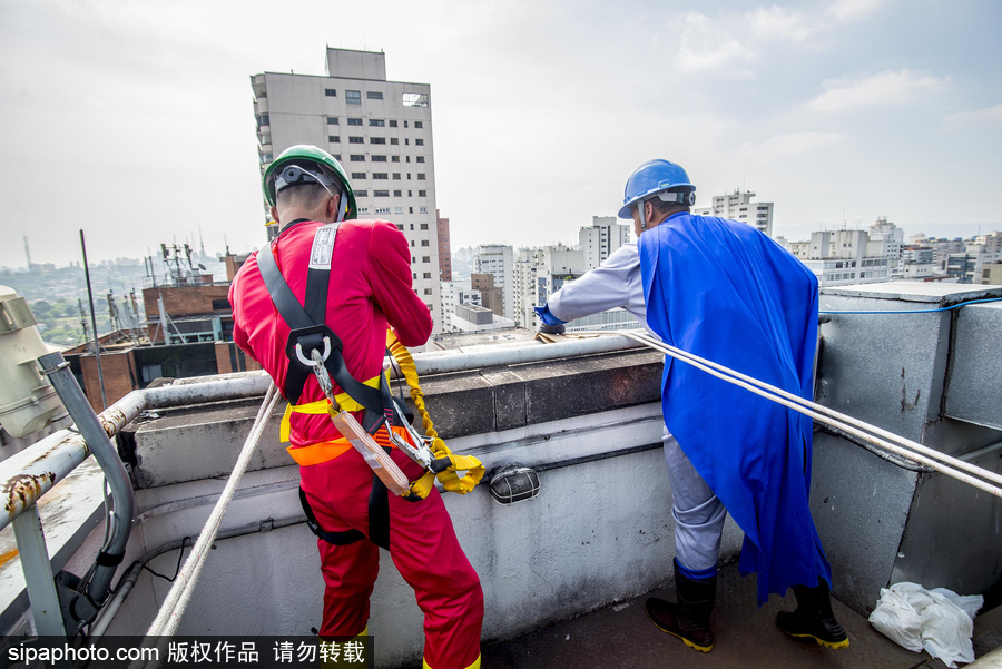 暖！擦玻璃工人扮“蜘蛛俠”3年 哄生病兒童開心