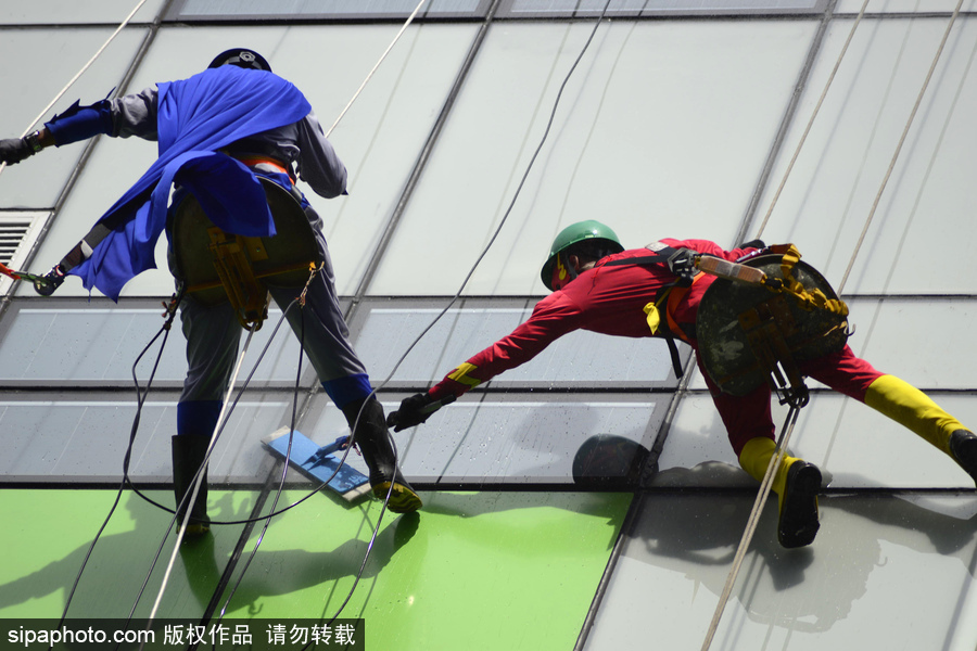 暖！擦玻璃工人扮“蜘蛛俠”3年 哄生病兒童開(kāi)心