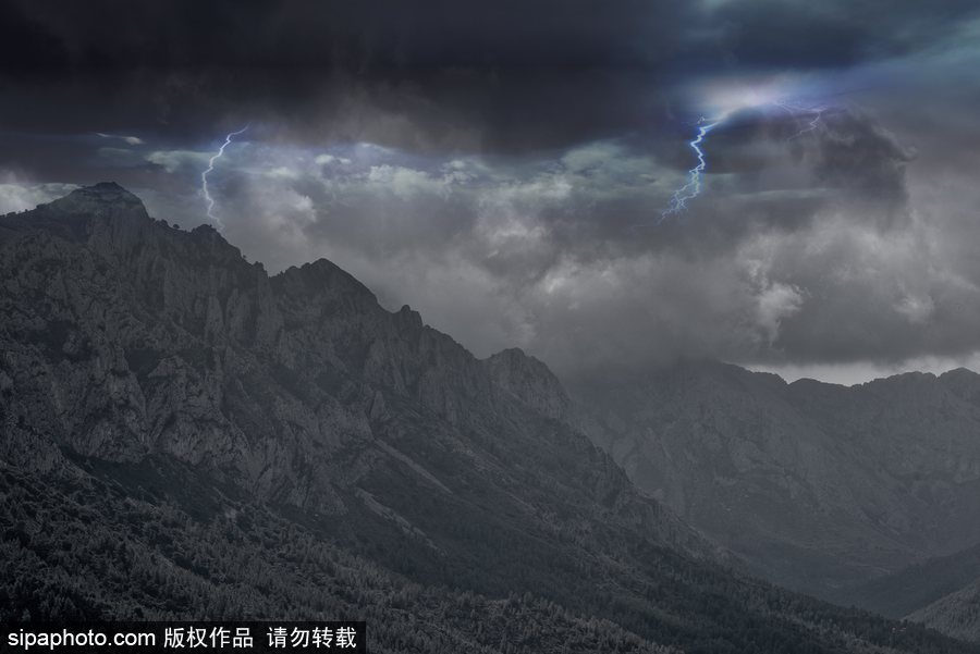 超現實魔幻大片 西班牙山谷雷電場景震撼
