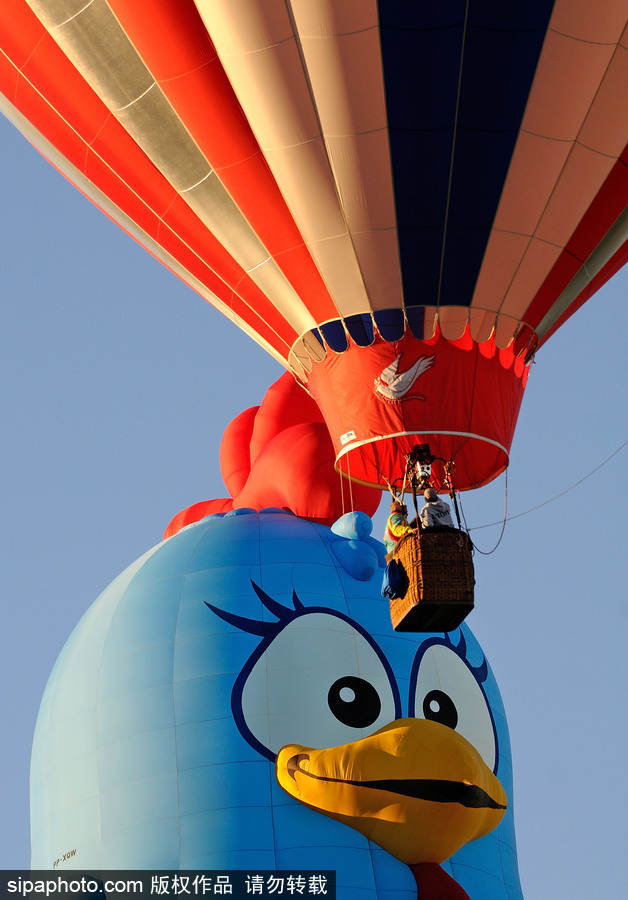 阿布奎基國際熱氣球節持續進行中 色彩斑斕點綴天空