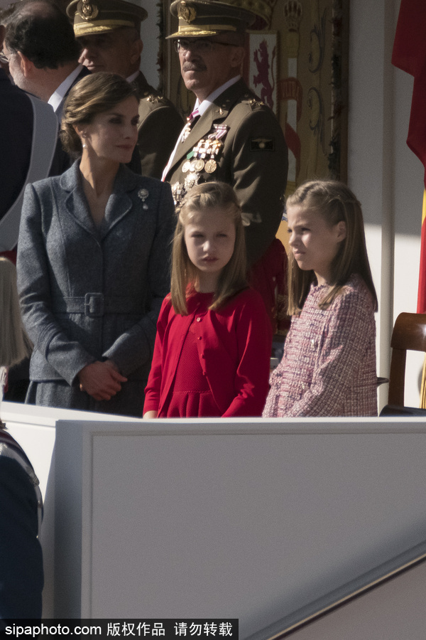 西班牙舉行閱兵活動慶祝國慶日 兩名小公主甜美可人