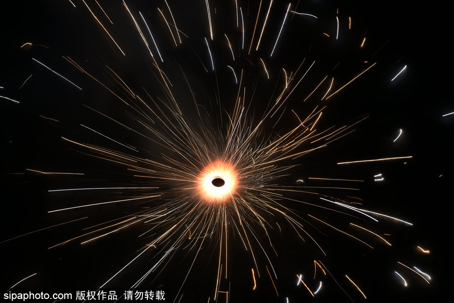 印度加爾各答民眾大擺煙火造型慶祝排燈節