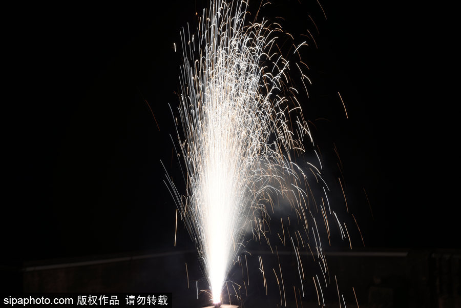 印度加爾各答民眾大擺煙火造型慶祝排燈節