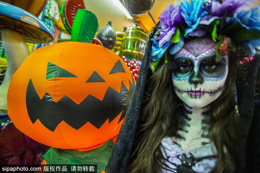 圣保羅街頭萬圣節氣息濃厚 各色飾品恐怖搶眼