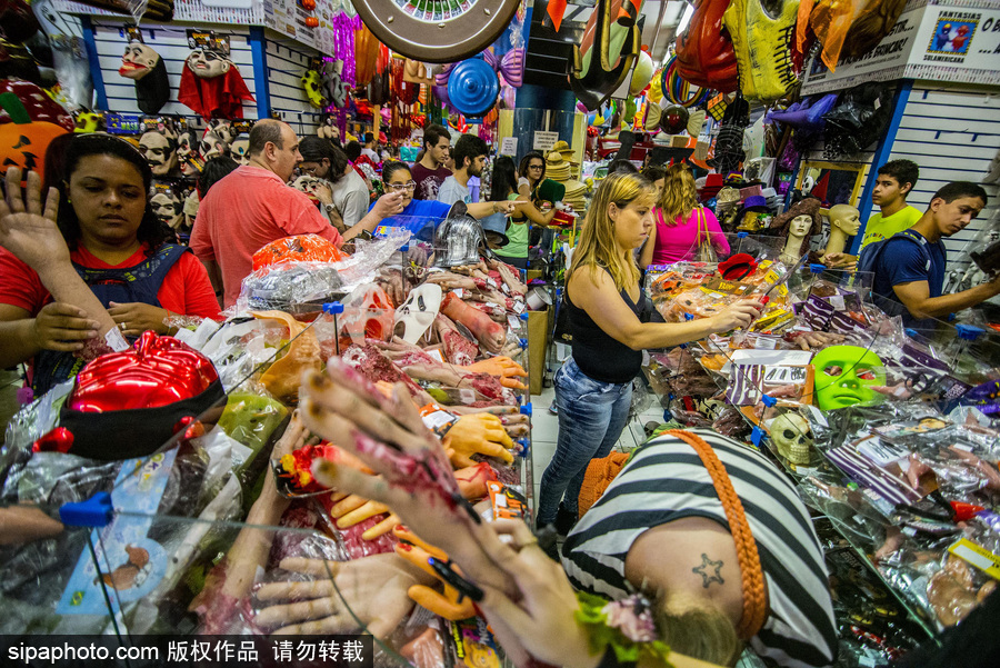 圣保羅街頭萬圣節氣息濃厚 各色飾品恐怖搶眼