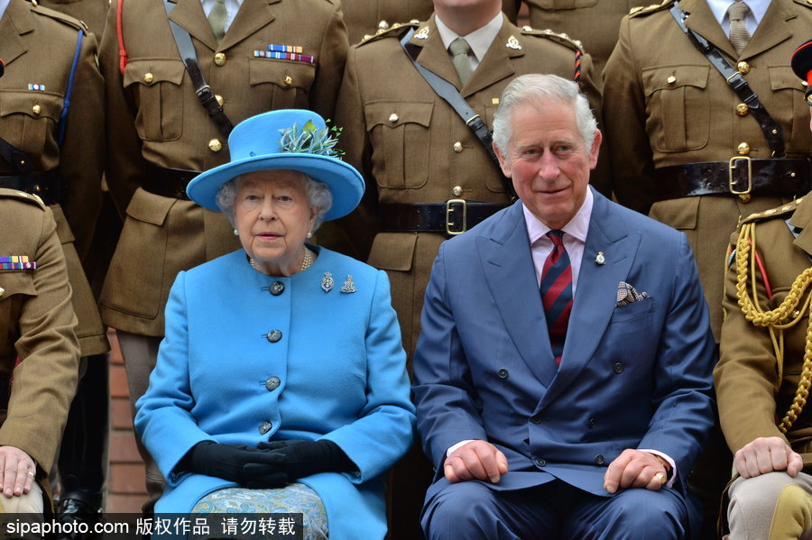 英國女王伊麗莎白二世到訪騎兵隊 身著天藍(lán)色風(fēng)衣面露微笑