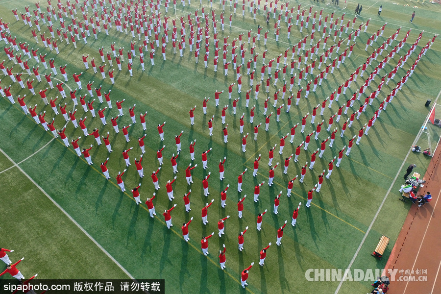 山東濱州：1600名老人跳廣場舞擺出“中國” 場面壯觀