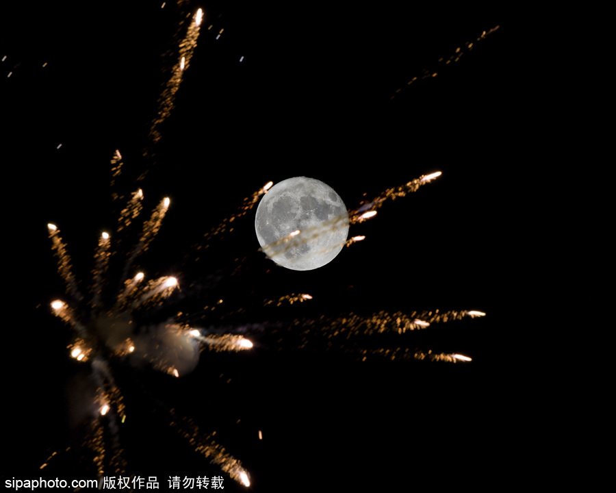 最完美的搭配 英國牛津郡明月與煙火點(diǎn)亮夜空