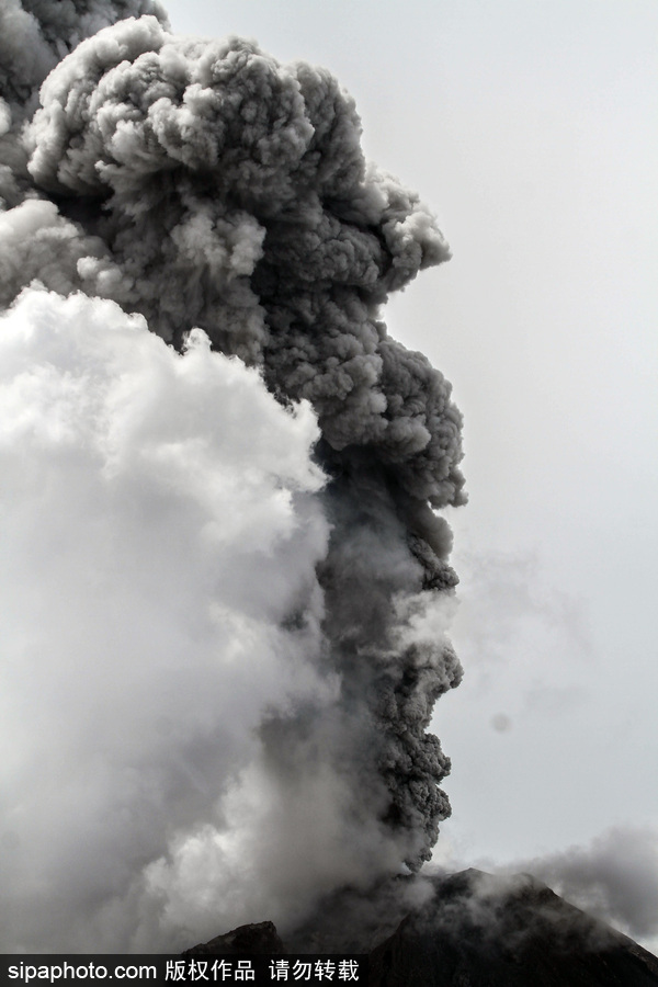 印尼錫納朋火山猛烈噴發 黑白“煙幕”鋪天蓋地