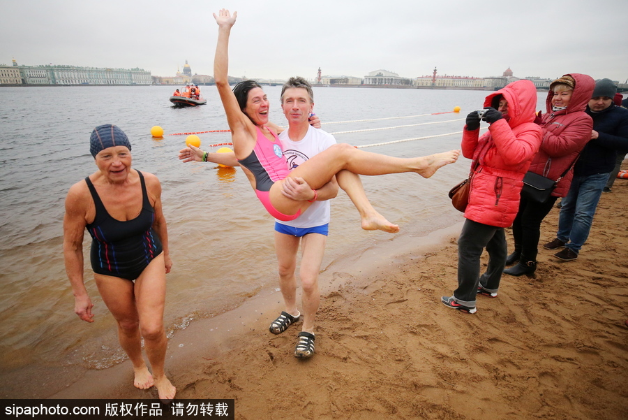 戰(zhàn)斗民族就是抗凍 俄羅斯圣彼得堡舉行冬泳節(jié)活動