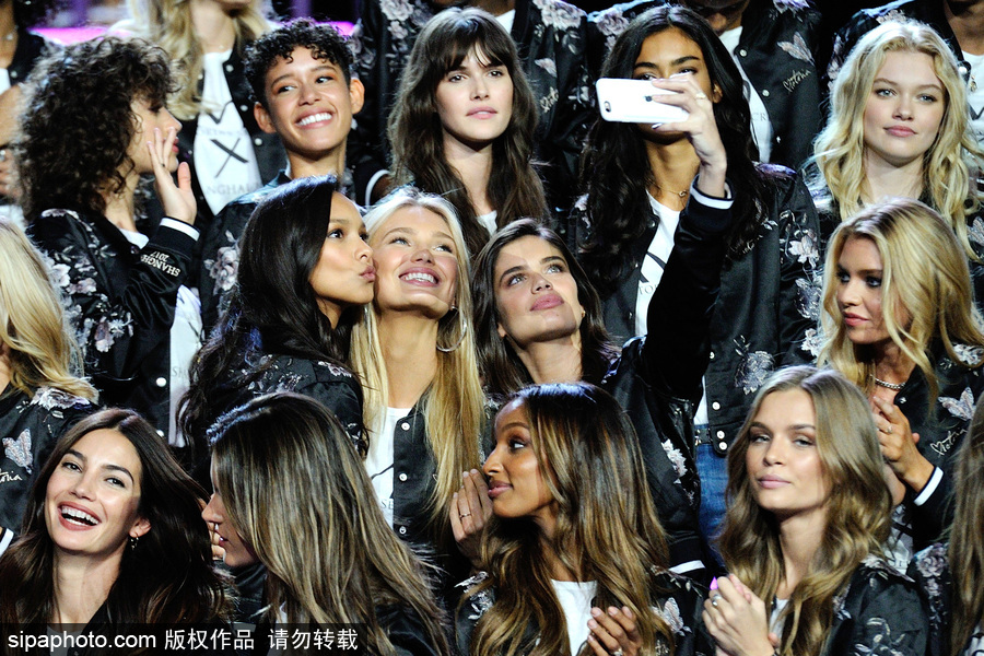 維密天使上海集結(jié)長腿霸屏 劉雯、何穗領(lǐng)銜中國軍團